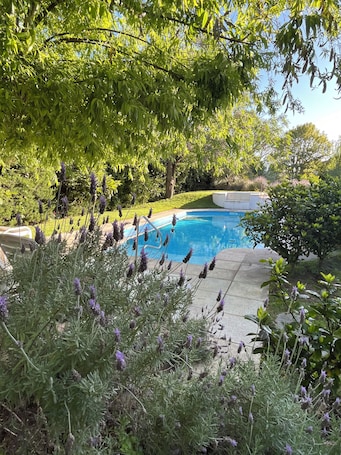 Una piscina al aire libre de temporada