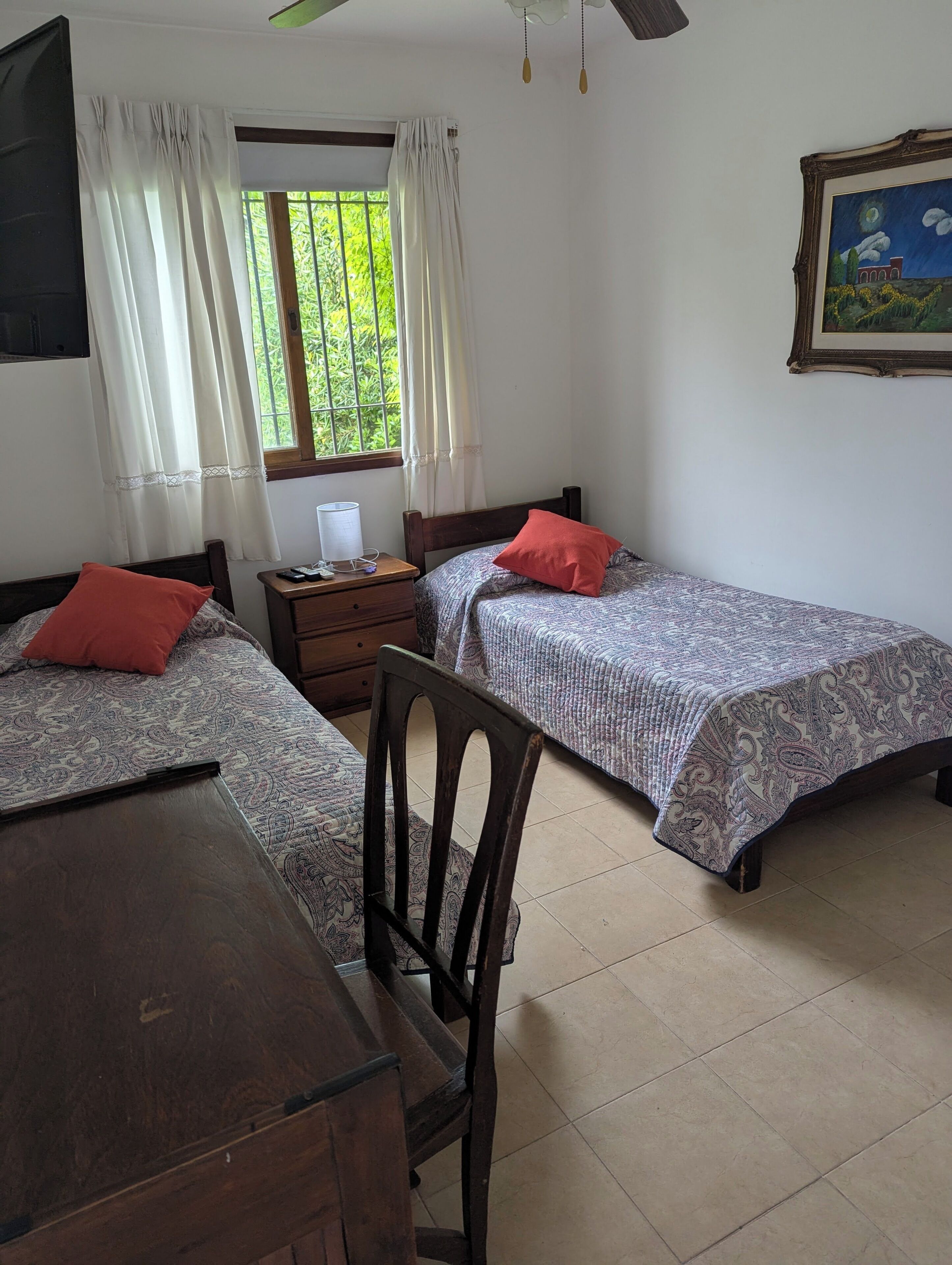 Dubbelrum - 2 enkelsängar | Gratis wi-fi och sängkläder