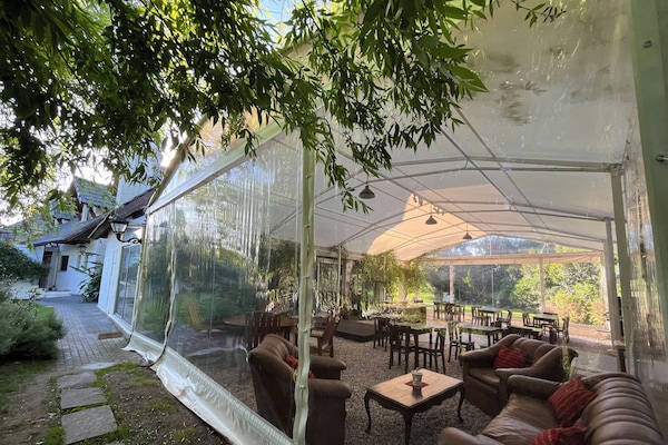 Una televisión de pantalla plana