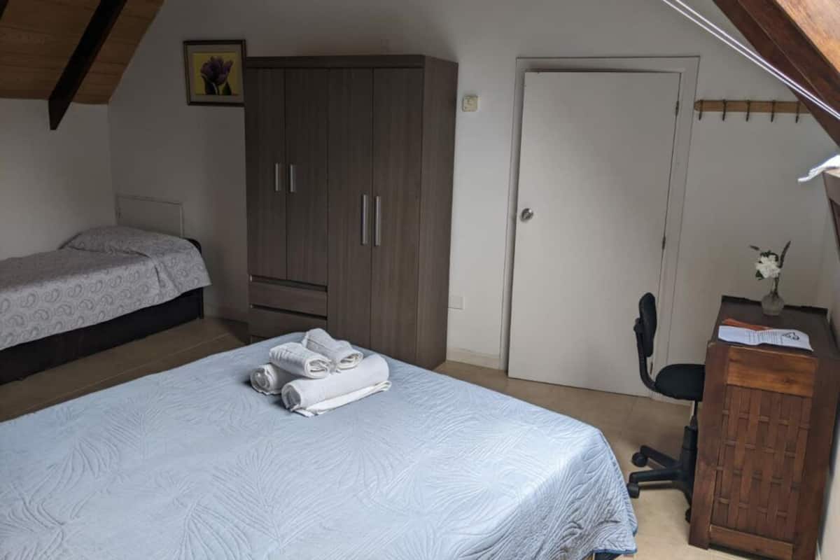 Doppelzimmer, 1 Queen-Bett | Kostenloses WLAN, Bettwäsche