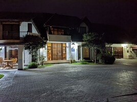 Fassade der Unterkunft – Abend/Nacht