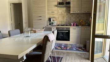 Micro-ondes, four, plaque de cuisson