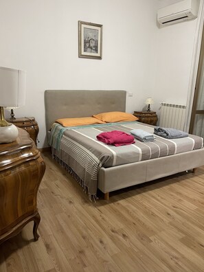 1 dormitori, planxa i posts de planxar, wifi i roba de llit