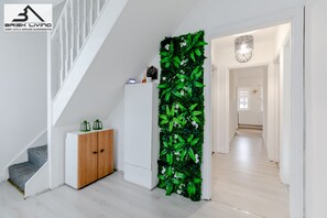 Interior - *5BR house*Free Parking*offA12*Families*Sleeps13* (Ilford)