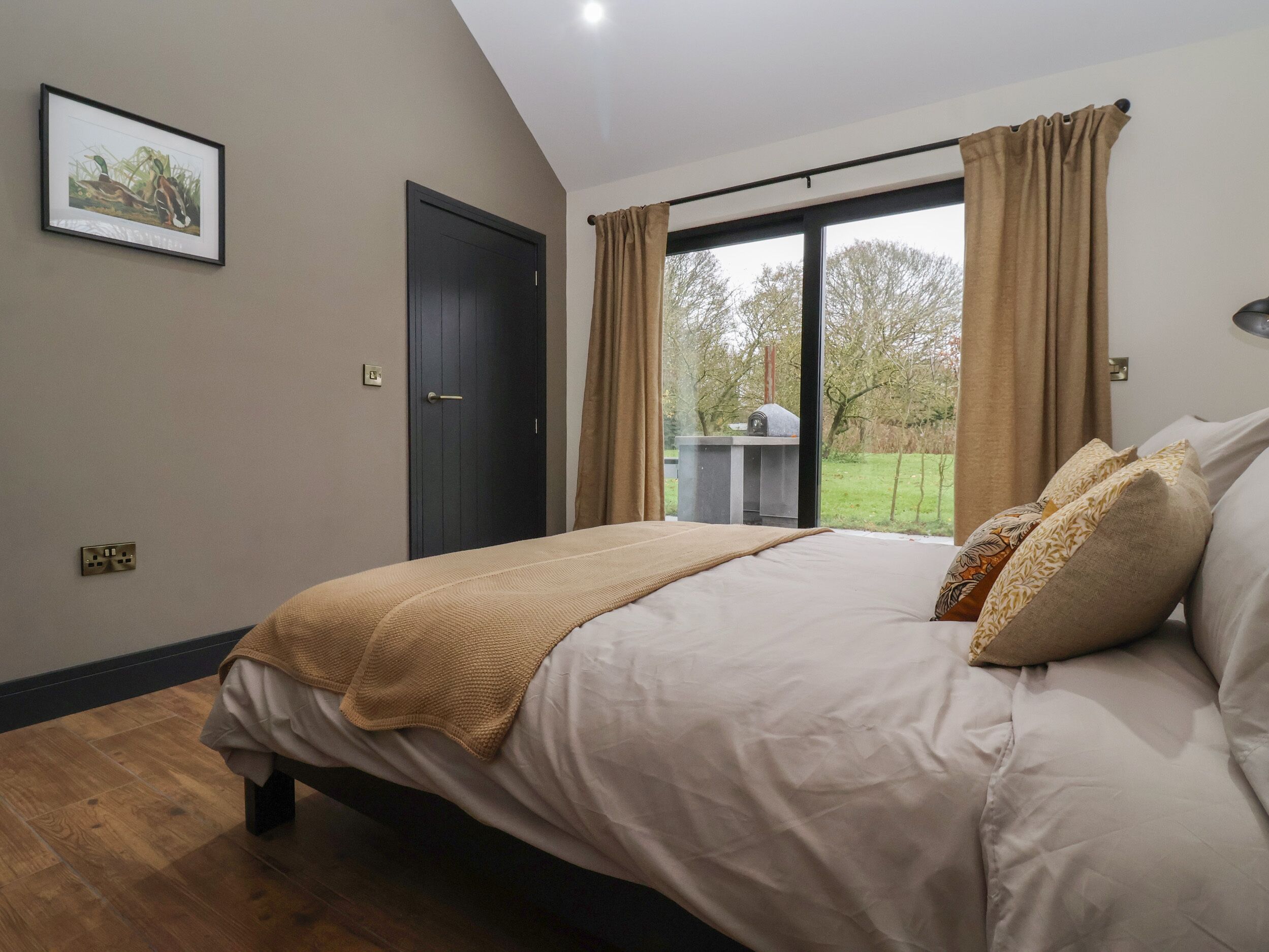 1 habitación, decoración personalizada y muebles diferentes 