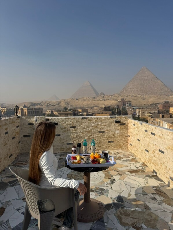 Terrace/patio - sultan pyramids view (Giza)