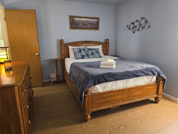 2 bedrooms, in-room safe, desk, iron/ironing board