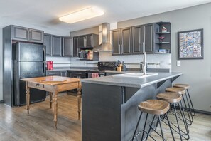 Fridge, microwave, oven, stovetop - Cozy chalet right on the skiway with private laundry, hot tub and mountain views (Silver Star Mountain)