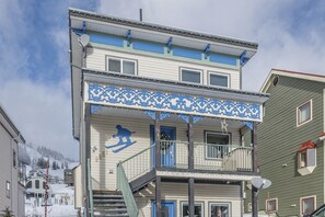 Exterior detail - Cozy Chalet w/laundry, mountain views, great location for hiking and biking (Silver Star Mountain)