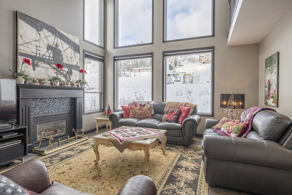 TV, fireplace - Cozy chalet right on the skiway with private laundry, hot tub and mountain views (Silver Star Mountain)
