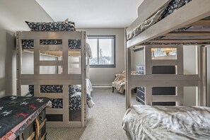 3 bedrooms, free WiFi, bed sheets - Cozy Chalet w/laundry, mountain views, great location for hiking and biking (Silver Star Mountain)
