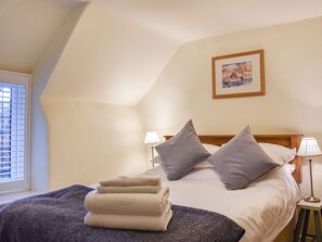 4 bedrooms, free WiFi, bed sheets - 4 bedroom accommodation in Lymington (Lymington)