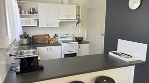 Fridge, microwave, oven, stovetop - Kyeema Inverloch, Wifi and Pet friendly outside only (Inverloch)