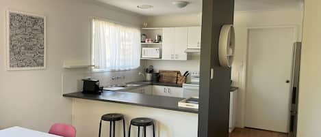 Een koelkast, een microgolfoven, een oven, een kookplaat