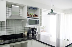 Fridge, microwave, stovetop, dishwasher