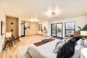 6 habitaciones, escritorio y tabla de planchar con plancha