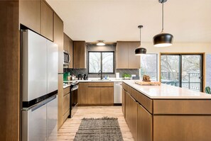 Geladeira, micro-ondas, fogão, cooktop