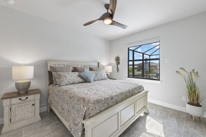 4 soverom, skrivebord, strykejern/-brett og reiseseng for barn