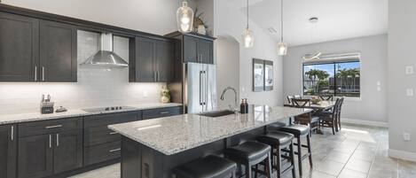 Køleskab, mikrobølgeovn, ovn, kogeplade