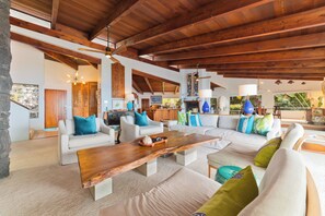 Smart TV, caminetto, stampante