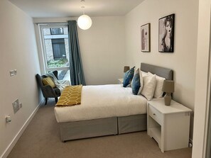 2 عدّة غرف نوم ومكواة/لوح كي وواي فاي وملاءات أسرّة