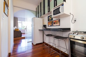 City Apartment | Private kitchen | Full-sized fridge, cookware/dishes/utensils - Vossa Bossa Paim (São Paulo)