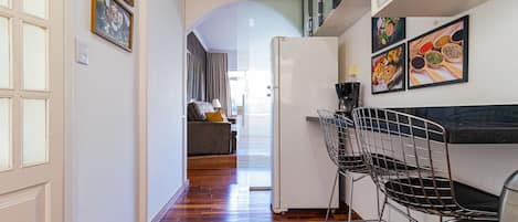 City Apartment | Private kitchen | Full-sized fridge, cookware/dishes/utensils