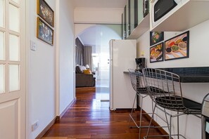 City Apartment | Private kitchen | Full-sized fridge, cookware/dishes/utensils - Vossa Bossa Paim (São Paulo)