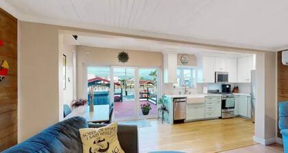 Oceanview Riverfront retreat w/ hot tub and private dock! - 10 min from DE Turf