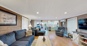 TV connectée, cheminée, chaîne hi-fi, écrans d'ordinateur