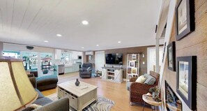 TV connectée, cheminée, chaîne hi-fi, écrans d'ordinateur