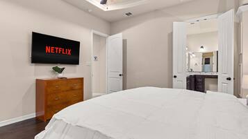 4 slaapkamers, een bureau, een strijkplank/strijkijzer, reisbedje