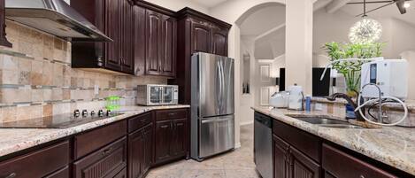 冷蔵庫、電子レンジ、オーブン、コンロ