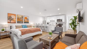 Luxury Suite | 1 bedroom, desk, blackout drapes, free WiFi