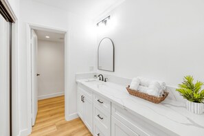 Luxe suite, uitzicht op zwembad, aan het zwembad | Badkamer | Een douche, een haardroger, handdoeken, zeep