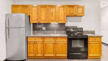 Full-size fridge, microwave, oven, stovetop