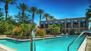 Outdoor pool - Palm Desert Suites (Palm Desert)