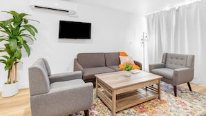 Living area - Palm Desert Suites (Palm Desert)