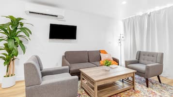 Luxury Suite | Living area | 42-inch Smart TV with digital channels, Netflix, Hulu