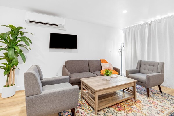 奢华套房, 泳池景观, 池畔 | 起居区 | 65-英寸智能电视（配备数码频道）、Netflix、Hulu