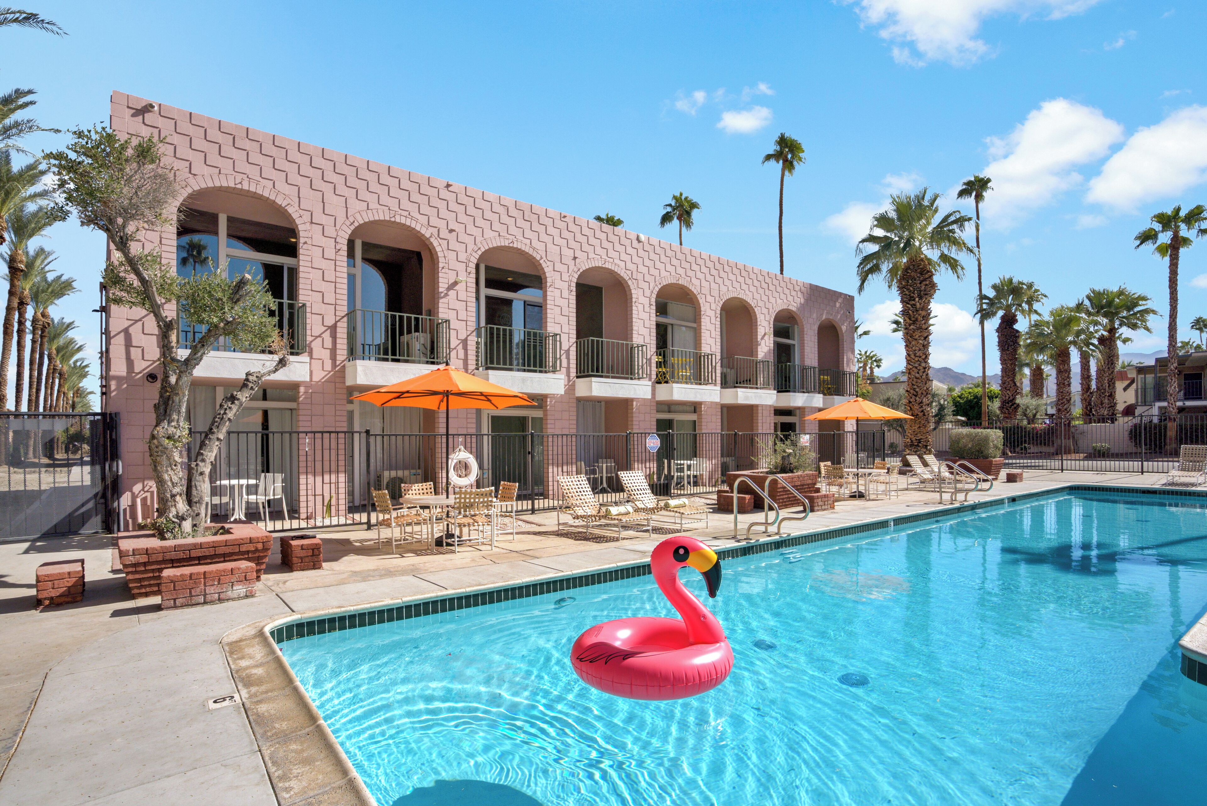 2 outdoor pools, free cabanas, pool umbrellas