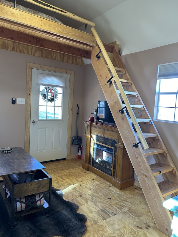 Smart TV, fireplace