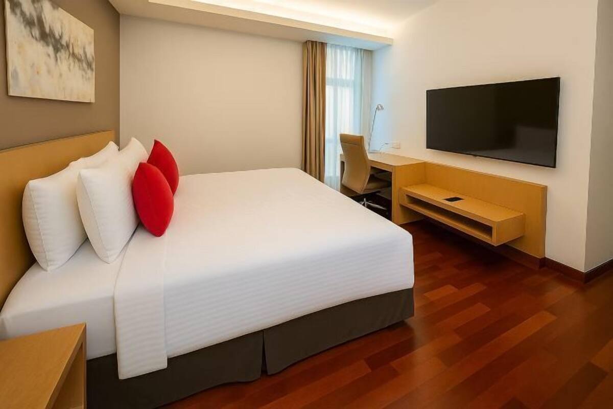 1 bedroom, premium bedding, pillow-top beds, in-room safe