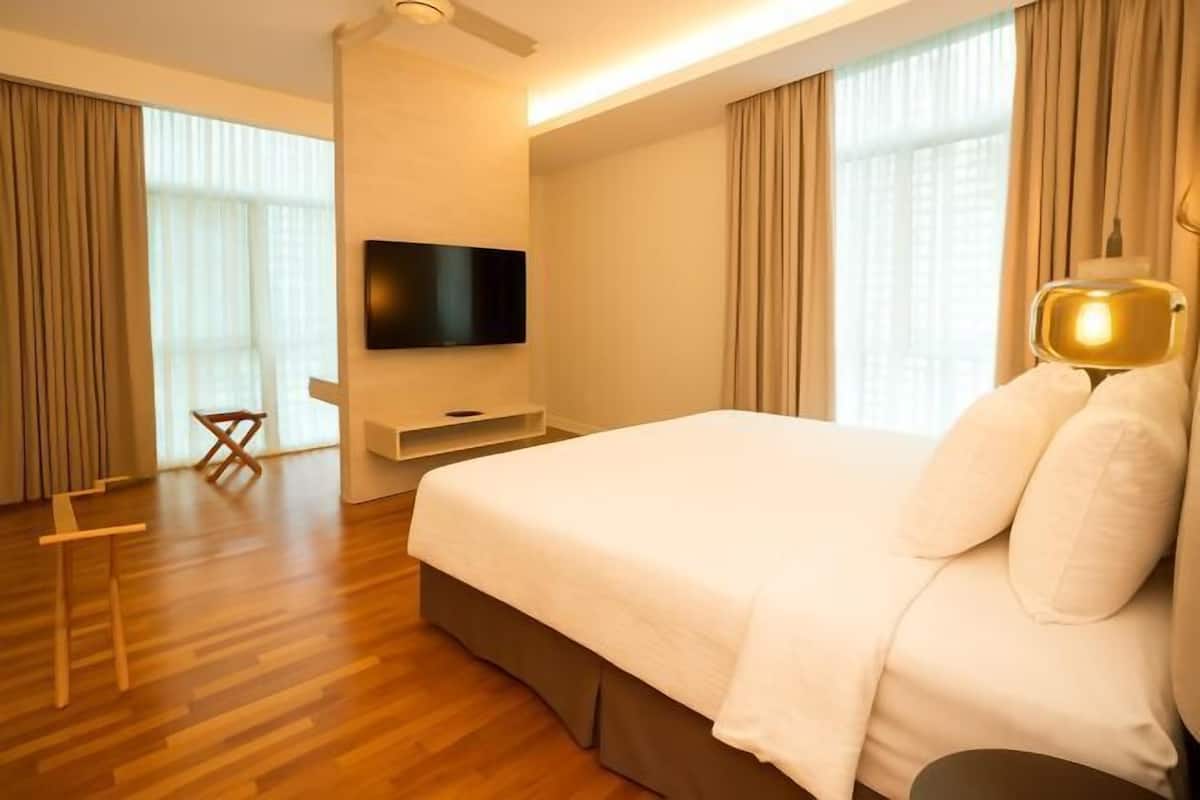 1 bedroom, premium bedding, pillow-top beds, in-room safe