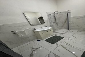 Douche, sèche-cheveux, bidet, serviettes fournies