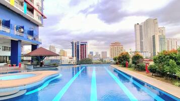 Suite estudio de lujo, 1 cama de matrimonio con sofá cama, no fumadores | Piscina de entrenamiento