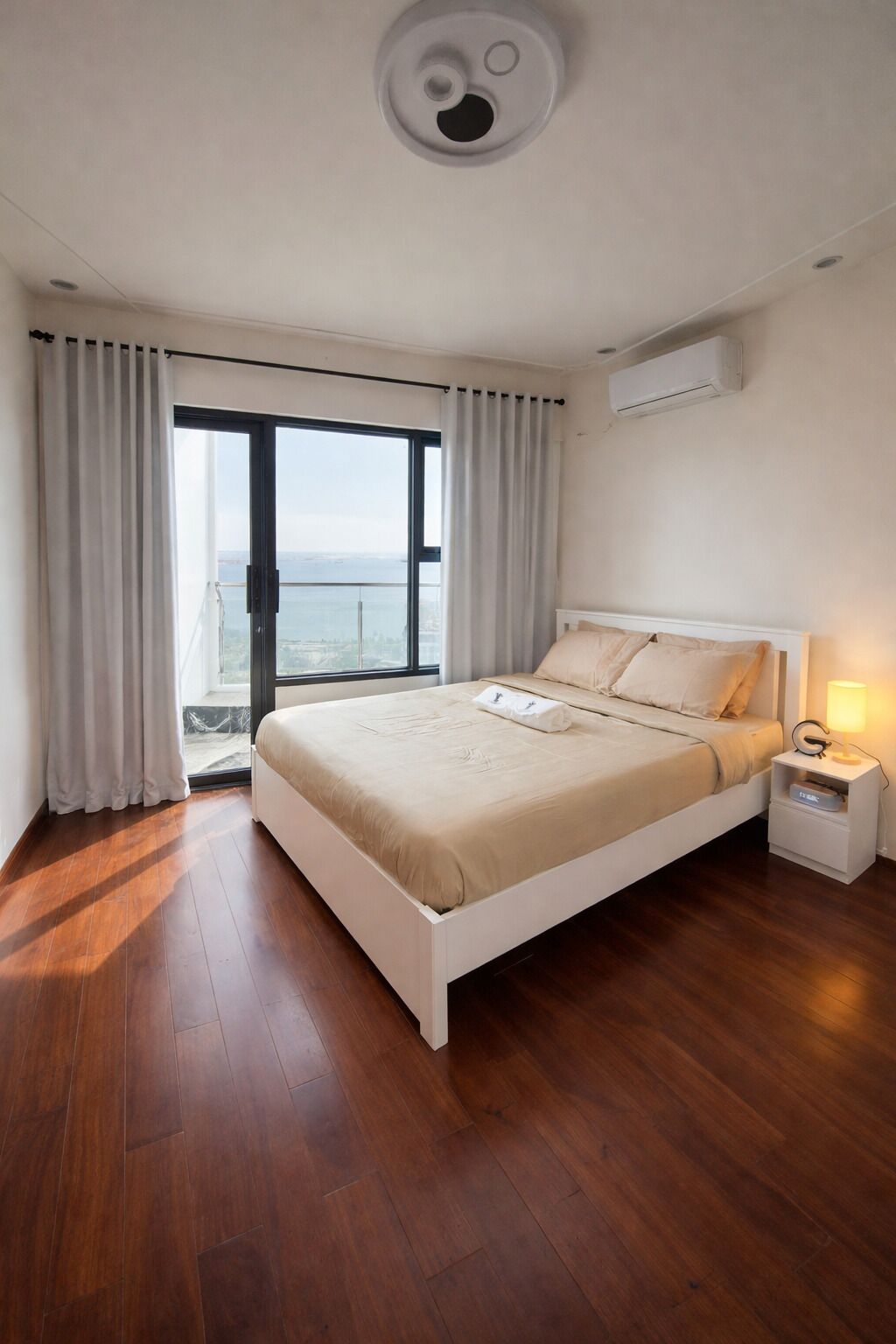 Deluxe King 1 Bedroom w/Balcony Bayview Netflix | Egyptian cotton sheets, premium bedding, down duvets, memory-foam beds