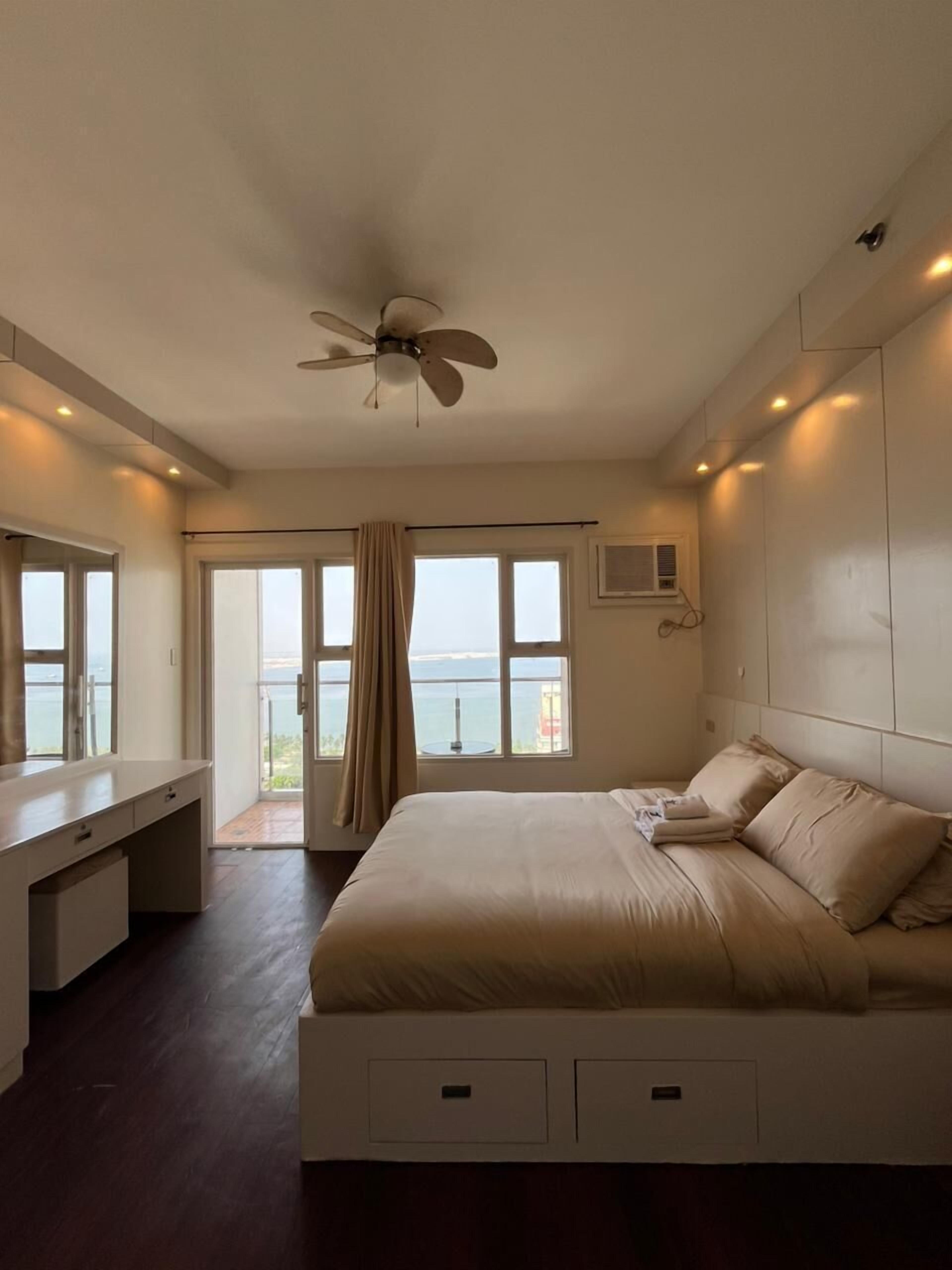 Deluxe King 1 Bedroom w/Balcony Bayview Netflix | Egyptian cotton sheets, premium bedding, down comforters