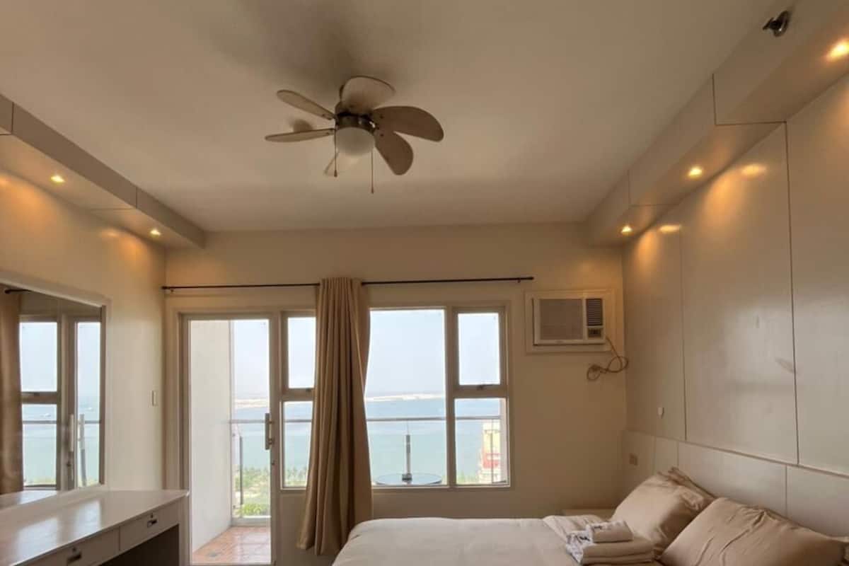 Deluxe King 1 Bedroom w/Balcony Bayview Netflix | Egyptian cotton sheets, premium bedding, down comforters