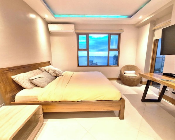 Luxury Corner King Suite 5 Bedroom w/ 2 Balconies Bayview Netflix